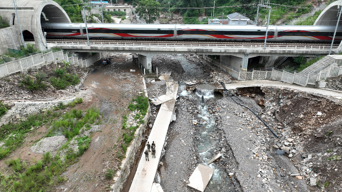 直击承德六道河镇救援现场：道路抢通中 多方力量转移受灾村民